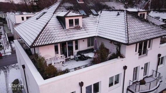 Ein zweigeschössiges Wohnhaus mit schneebedecktem Dach. © Screenshot 