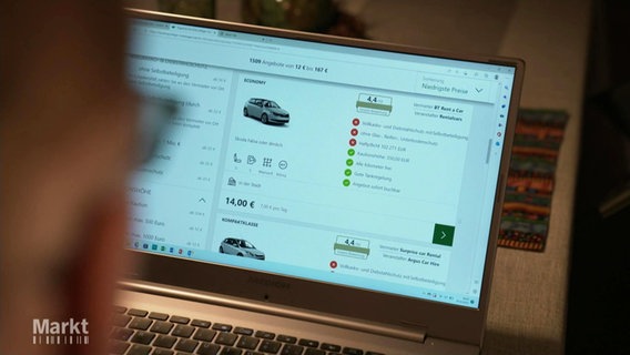 Blick über die Schulter einer Person auf einen Laptopbildschirm mit Angeboten für Mietwagen. © Screenshot 