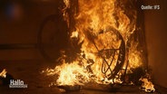 Ein brennendes Elektro-Fahrrad © Screenshot 