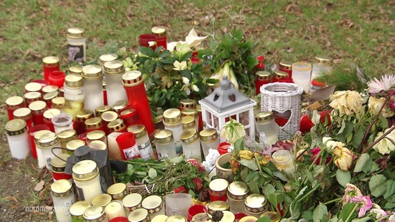 Kerzen und Andenken am Ort eines Unfalls. © Screenshot 