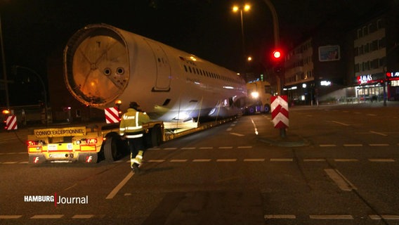Der Rumpf eines ausrangierten Airbus A320 wurde heute Nacht von Fuhlsbüttel ins Luftfahrtsforschungszentrum nach Finkenwerder transportiert. © Screenshot 