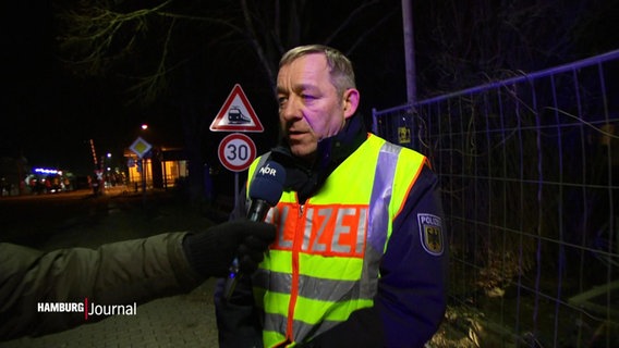 Reporter Phillip Kamke interviewt einen Polizeisprecher zum aktuellen Stand rund um die Messerattacke in einem Regionalzug bei Brokstedt. © Screenshot 