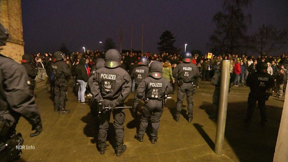 Polizisten schirmen Protestler ab. © Screenshot 
