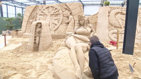 Sandfiguren werden erschaffen. © Screenshot 
