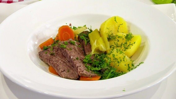 Rindfleisch mit Kartoffeln und Gemüse, angerichtet auf einem Teller. © Screenshot 