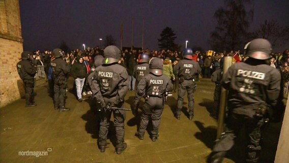 Polizisten bewachen das Kreistagsgebäude. © Screenshot 