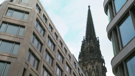 Zwischen Neubauten ist der Turm der Hamburger Mahnmals St. Nikolai zu sehen. © Screenshot 