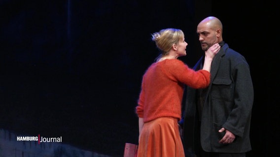 Eine Schauspielerin hält einen Schauspieler auf der Bühne an der Gurgel. © Screenshot 
