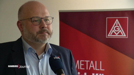 Daniel Friedrich, Bezirksleiter der IG Metall Küste, im Gespräch © Screenshot 