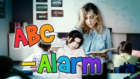 Eine überforderte Lehrerin im Klassenzimmer mit einer Schülerin. ABC-Alarm. © NDR 
