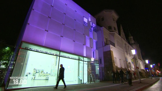 Ein hell erleuchtetes Museum in Celle © Screenshot 