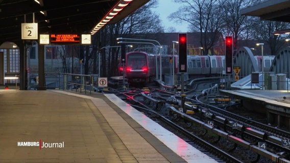 Eine U-Bahn am Bahnsteig. © Screenshot 