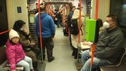Fahrgäste mit und ohne Maske in der S-Bahn. © Screenshot 