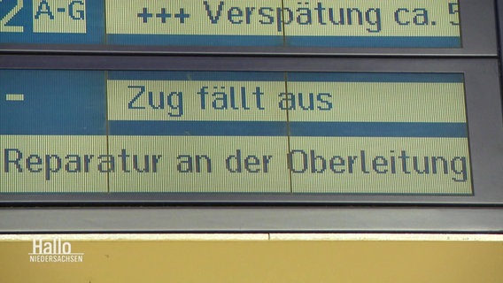 Eine digitale Anzeigentafel der DB mit Hinweisen zum Zugeausfall. © Screenshot 