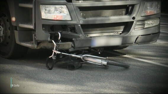 Ein Fahrrad liegt unter einem Lkw. © Screenshot 