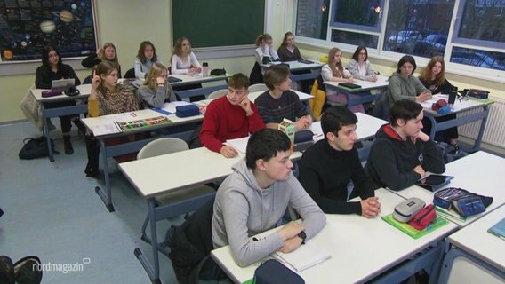 Blick in das Klassenzimmer mit Schülerinnen und Schüler eines Oberstufenkurses. © Screenshot 
