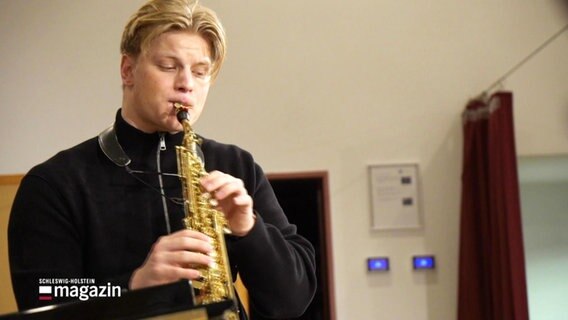 Max Gerke spielt Saxophon. © Screenshot 