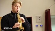 Max Gerke spielt Saxophon. © Screenshot 