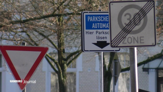 Zwischen zwei Straßenschildern steht ein Schild, das auf einen Parkscheinautomat hinweist. © Screenshot 
