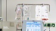 Beutel mit durchsichtiger Flüssigkeit oder mit Blut gefühlt, hängen über einem medizinischen Gerät. © Screenshot 
