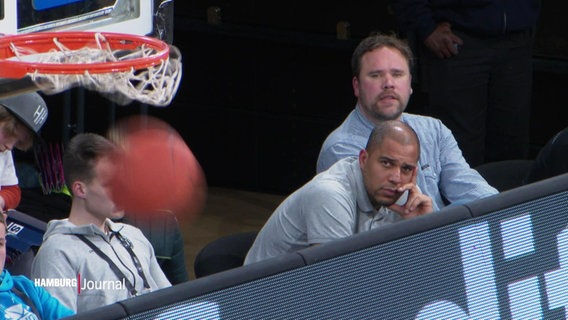 Der Trainer der Towers verfolgt das Basketballspiel. © Screenshot 