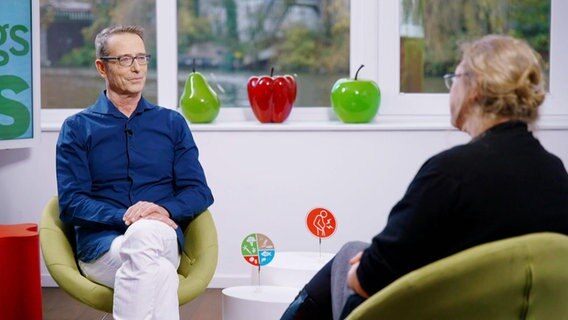 Dr. Matthias Riedl im Gespräch mit einer Frau. © Screenshot 