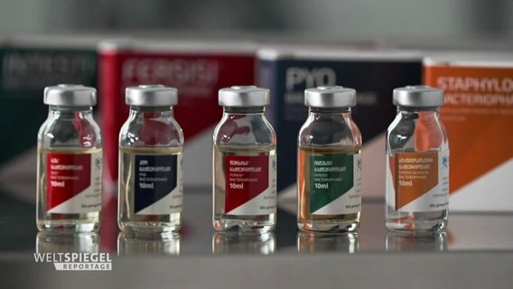 Verschiedene Impf-Ampullen stehen aufgereiht auf einem Tisch © Screenshot 