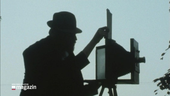 Alte Filmaufnahme einer Person beim Fotografieren © Screenshot 