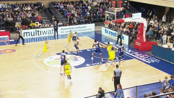 Spielzsene aus einem Handball Match zwischen den Rostock Seawolves und den Baskets Oldenburg © Screenshot 