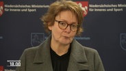 Die niedersachsische Innenministerin Daniela Behrens (SPD) bei einer Presskonferenz. © Screenshot 