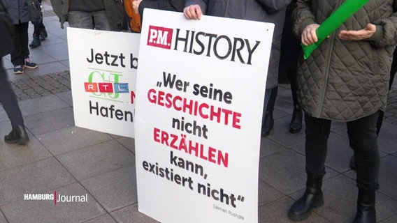 Protestierende Menschen halten ein Schild mit der Aufschrift: "Wer seine Geschichte nicht Erzählen kann, existiert nicht" © Screenshot 