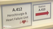 Schilder in einem Krankenhaus weisen den Weg zur Herzchirugie aus © Screenshot 