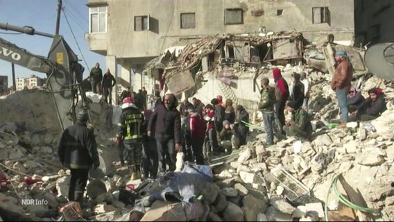Zerstörte Häuser nach einem Erdbeben in der Türkei © Screenshot 