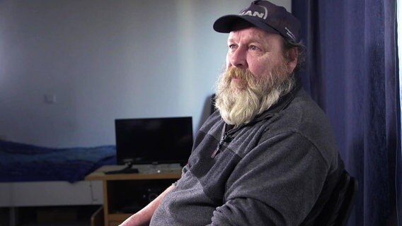 Ein bärtiger Mann im Interview. © Screenshot 