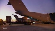 In ein Transportflugzeug der Luftwaffe werden Hilfsgüter des Technischen Hilfswerks für die Opfer des Erdbebens in der Türkei verladen. © Screenshot 