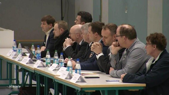 In Grevesmühlen treffen sich Bürgermeister, Landrat und der mecklenburgische Innenminister Pegel, um über den Bau einer Geflüchtetenunterkunft zu diskutieren. © Screenshot 