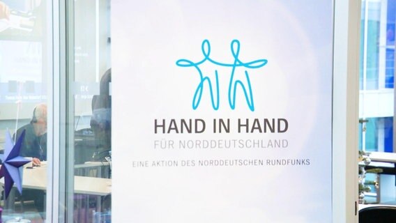 Hand in Hand für Norddeutschland-Plakat an einer Scheibe. © Screenshot 