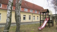 Spielplatz vor einer Jugendherberge in Rostock © Screenshot 