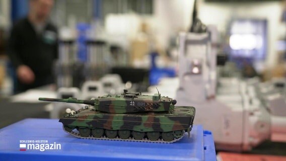 Ein Modell eines Panzers steht in einer Werkstatt. © Screenshot 