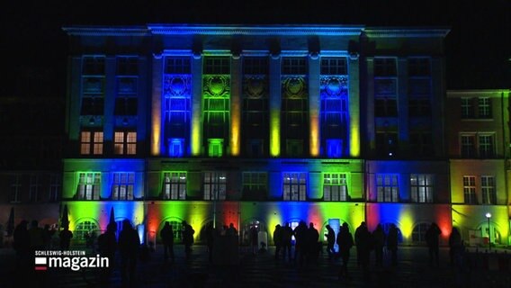 Das Kieler Rathaus wird farbig beleuchtet. © Screenshot 