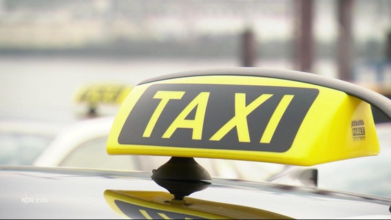 Eine Leuchte mit dem Schriftzug "Taxi". © Screenshot 