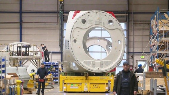 Bauteil einer Großturbine in der Werkshalle von Nordex in Rostock. © Screenshot 