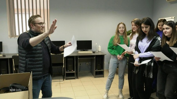 Markus Peuser, deutscher Sprachlehrer, beim Unterricht in seiner Sprachschule in Kiew. © Screenshot 