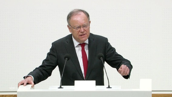 Ministerpräsident Stephan Weil hält eine Rede im Niedersächsischen Landtag. © Screenshot 