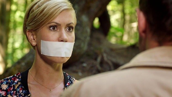 Klara Degen (Wolke Hegebbarth) steht mit aufgerissenen Augen im Wald. Ihr Mund ist mit Klebeband zugekleppt. © Screenshot 