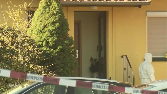 Der Tatort: Ein Hauseingang, abgesperrt mit einem polizeilichen Absperrband. © Screenshot 