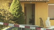 Der Tatort: Ein Hauseingang, abgesperrt mit einem polizeilichen Absperrband. © Screenshot 