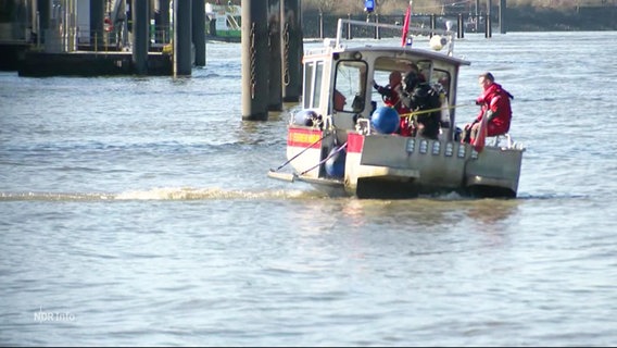 Ein kleines Boot des DLRG auf der Elbe. © Screenshot 