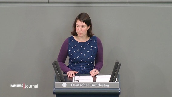 Linda Heitmann (Bündnis ´90/Die Grünen) am Rednerpult im Bundestag - sie hält eine Rede auf Plattdeutsch. © Screenshot 