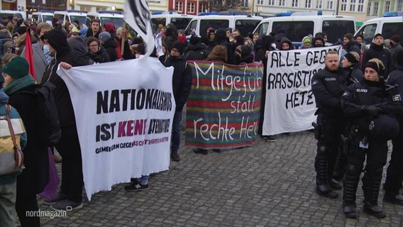 Demonstrierende stehen vor dem Greifswalder Rathaus © Screenshot 